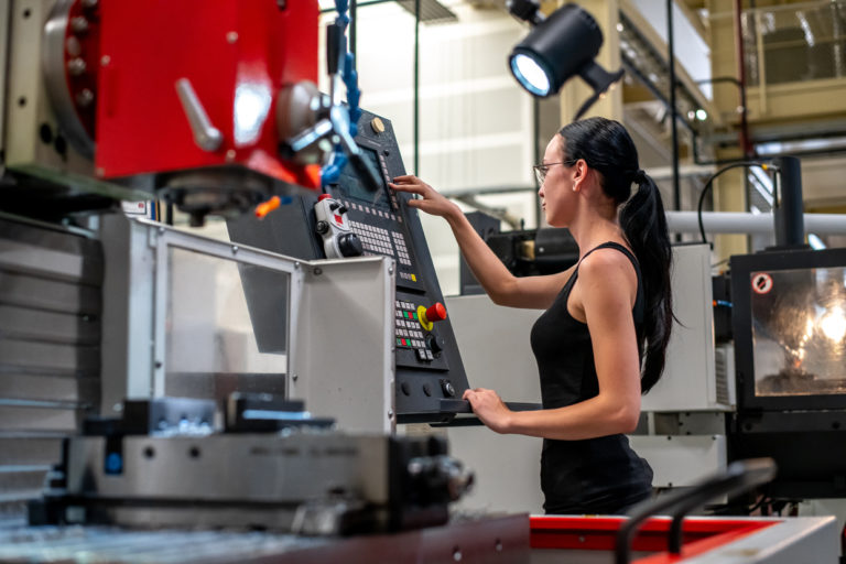 Dame arbeitet an CNC-Maschine