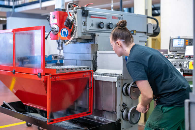 Dame arbeitet an CNC-Maschine