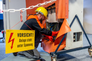 ELEKTROTECHNIK-Arbeiten unter Spannung-2023-7244