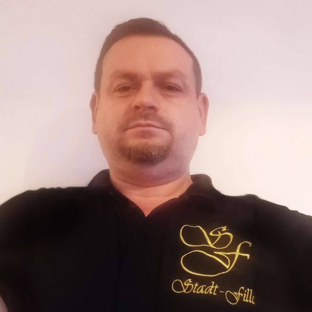 SZF-Absolvent der in die Kamera sieht