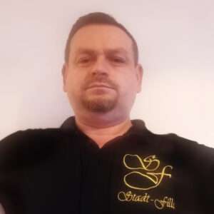 SZF-Absolvent der in die Kamera sieht