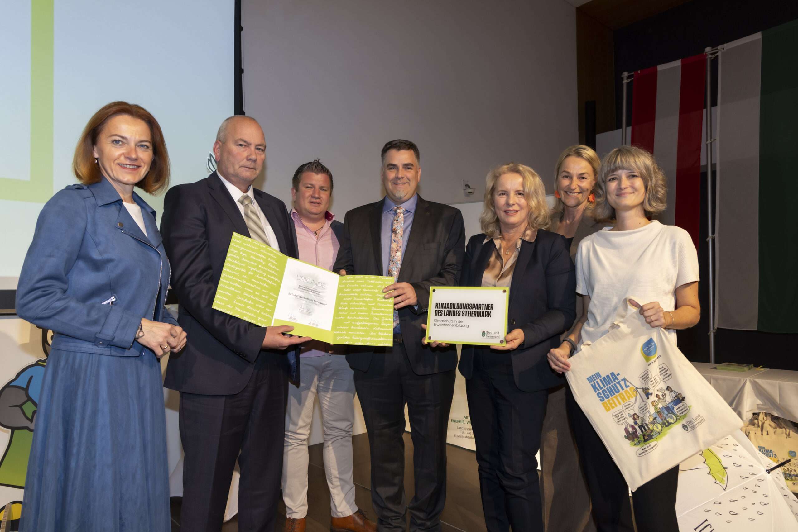 Klimaschutzgala Gruppenfoto bei Übergabe der Urkunde, (c) Jimmy Lunghammer